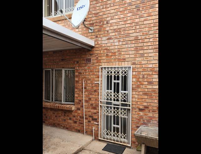 2 BEDROOM DUPLEX TO LET IN CROFTDENE